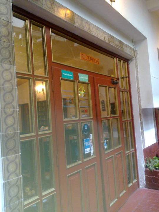 Вход на рецепшен с внутреннего двора Hotel Salvador