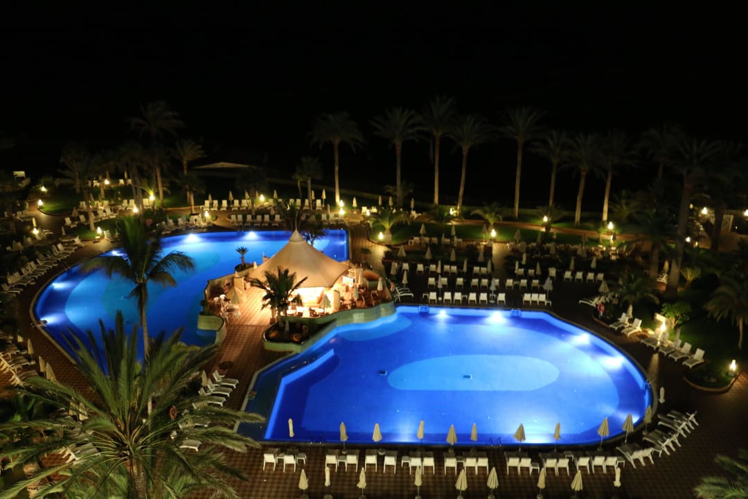 Hotelanlage bei Nacht Hotel Riu Palace Tres Islas
