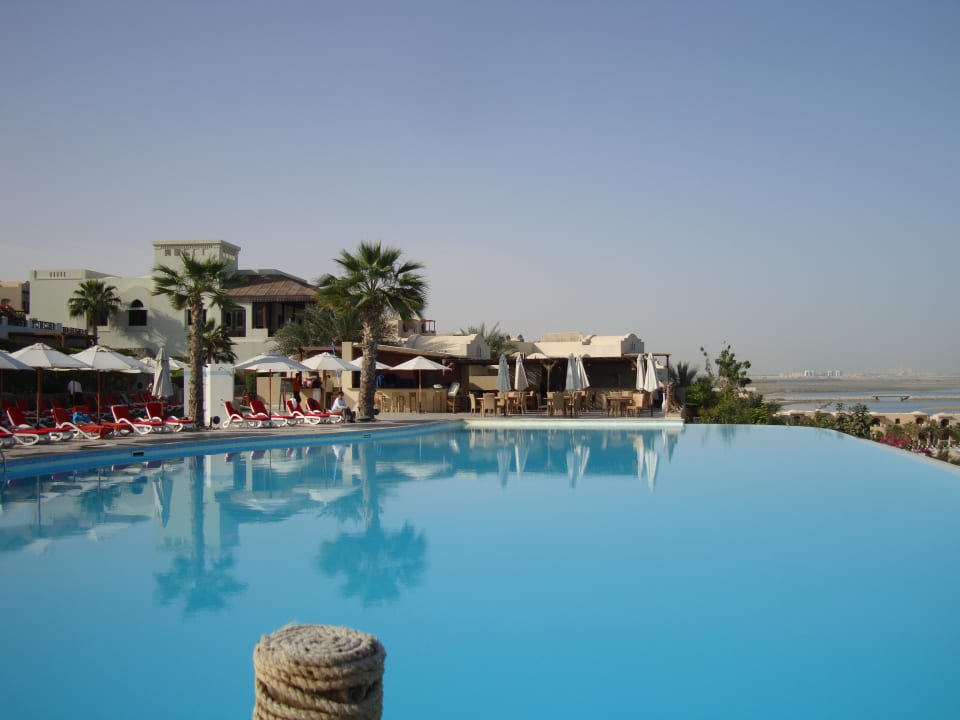 Pool oben mit Blick auf Sunset Bar The Cove Rotana Resort