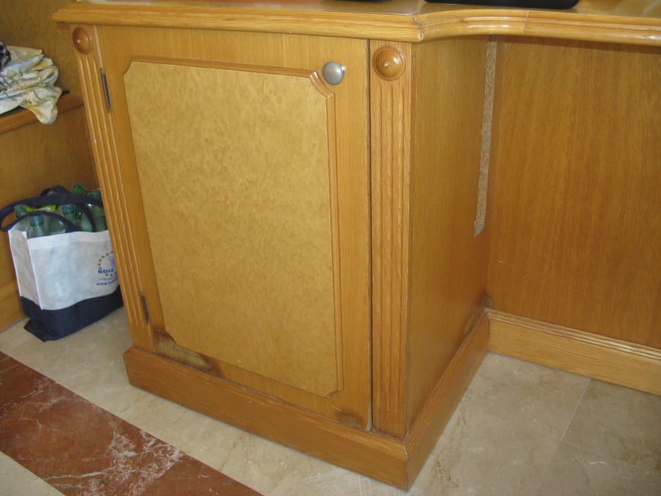 Defekte Möbel. leider kein 4-Sterne Standard Grupotel Acapulco Playa - Adults Only