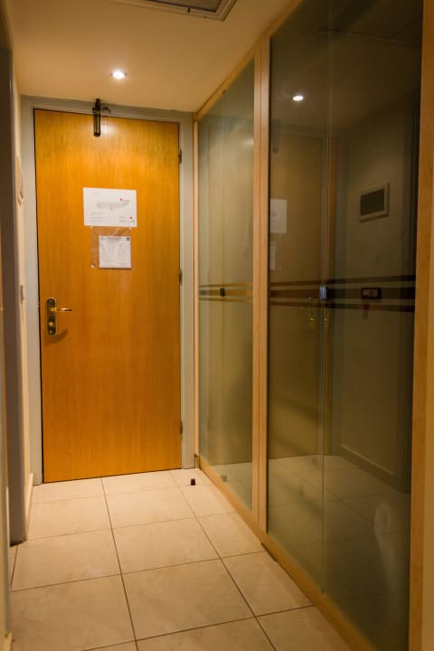 Blick auf Ausgang und Kleiderschrank Hotel Calypso Beach