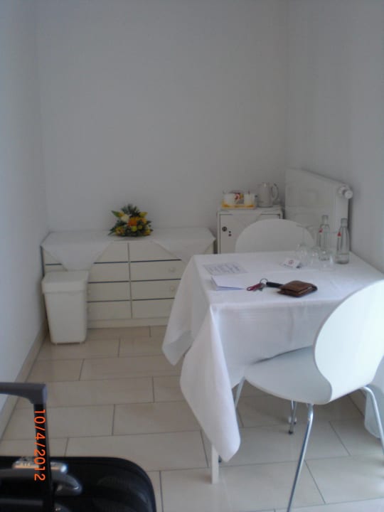 Esstisch mit Minibar Hotel Villa Falkenberg