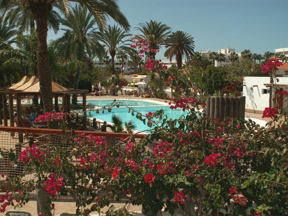 Gartenanlage und Pool HL Miraflor Suites Hotel