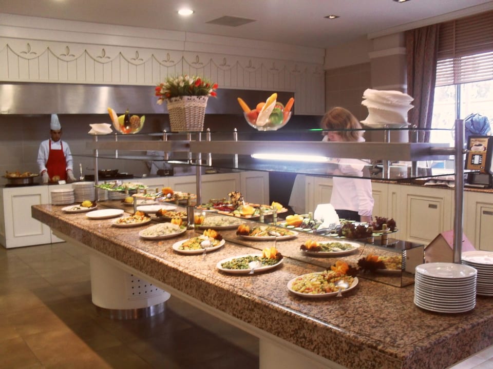 Hinten die Köche, die alles frisch anbraten Can Garden Beach