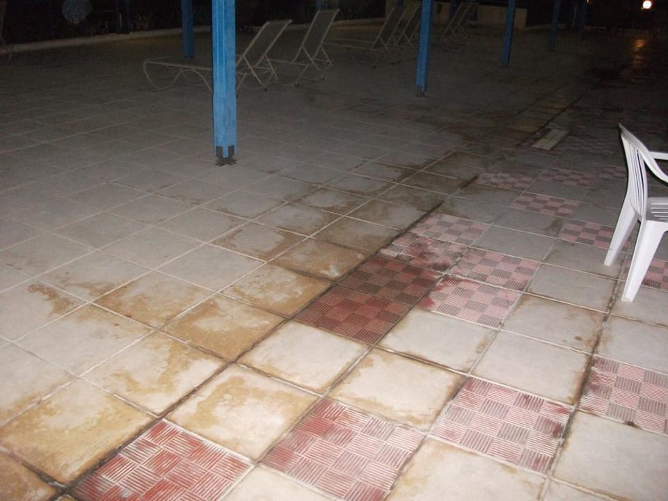 Fließen im Poolbereich Queen's Bay Hotel