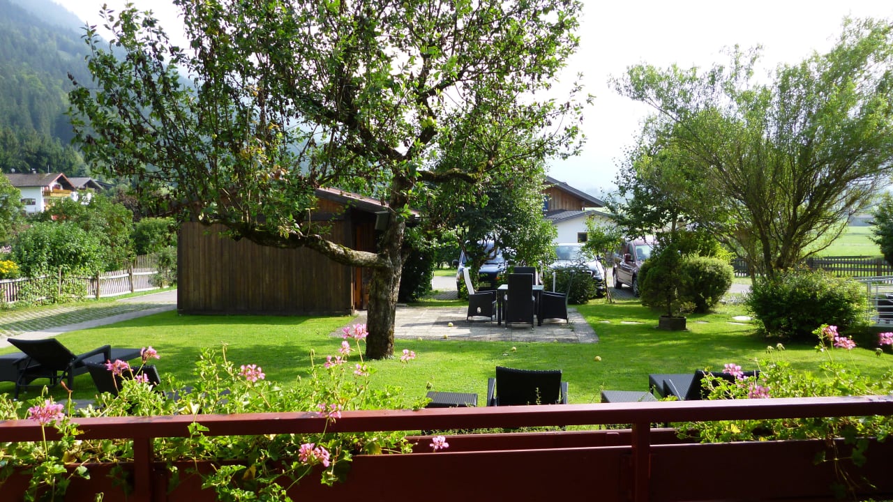 Blick vom Balkon in den Garten Familien- und Wellnesshotel Viktoria
