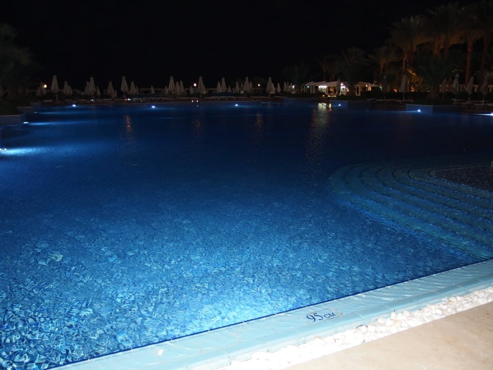 Pool bei Nacht Premier Le Reve Hotel & Spa