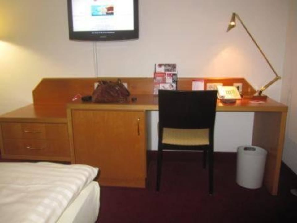 Schreibtisch, TV, aber nur ein Stuhl H4 Hotel Residenzschloss Bayreuth