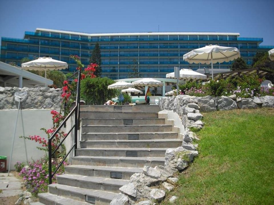 Weg vom Strand zum Hotel Hotel Calypso Beach