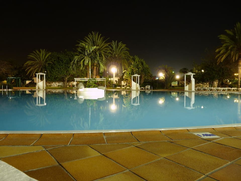 Pool bei Nacht Bungalows Cordial Sandy Golf