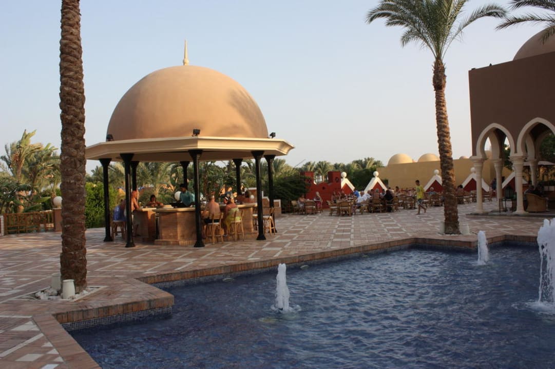 Blick auf eine Poolbar Grand Makadi