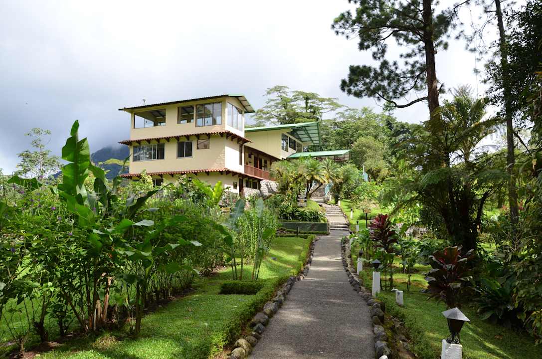 Ein Teil der Anlage mit dem Vulkan Museum Arenal Observatory Lodge & Spa