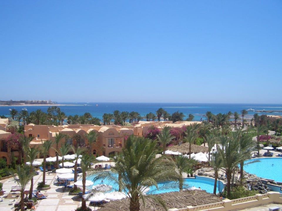 Bild der Makadiy Bay vom Turm des Makadi Beach Jaz Makadi Oasis Resort