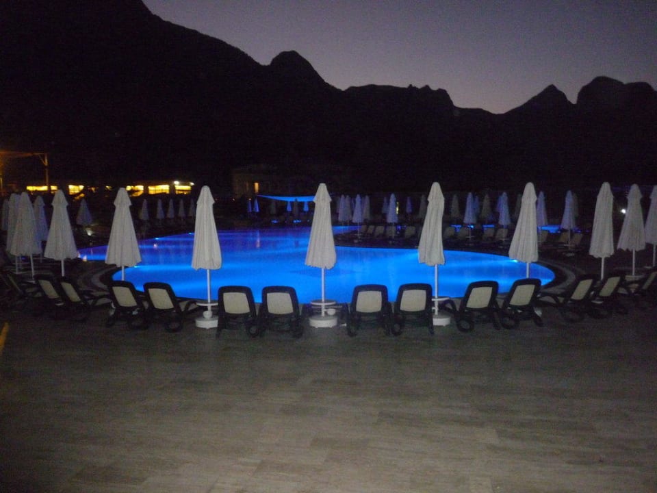 Бассейн вечером Crystal Flora Beach Resort