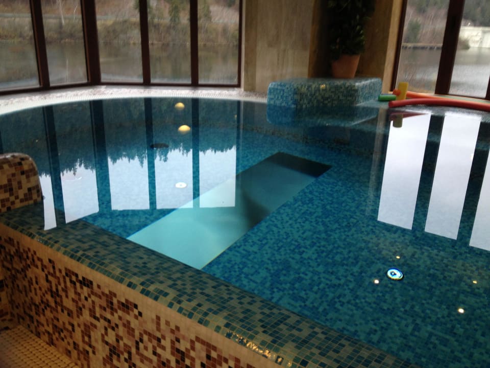 Pool Retro Riverside Wellness Resort