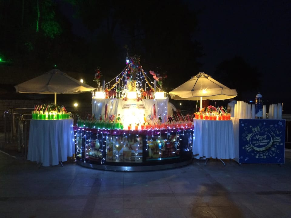 Cocktail Empfang bei Poolparty Melas Resort Hotel