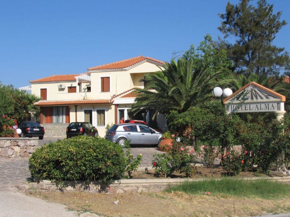 Hotelansicht von der Straße Hotel Alma Beach