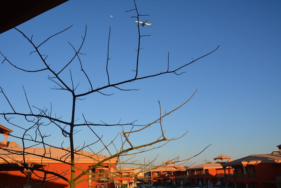 Flugverkehr vom Balkon beobachtet Pickalbatros Alf Leila Wa Leila Resort - Neverland Hurghada