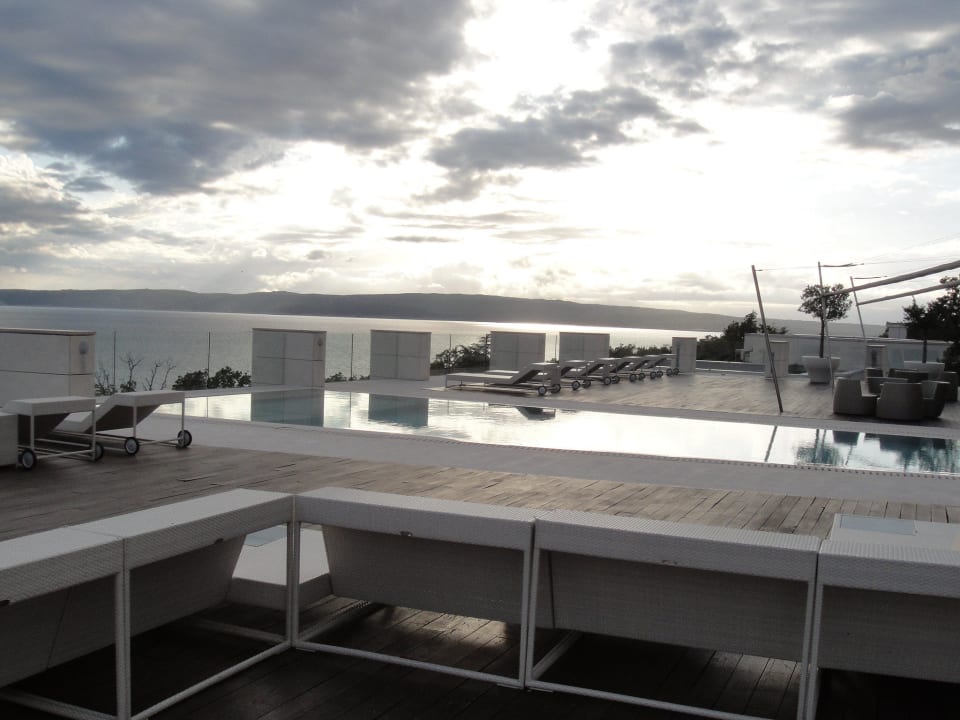 Terrasse hinter dem Foyer Wyndham Grand Novi Vinodolski Resort - The View & Family Apartments