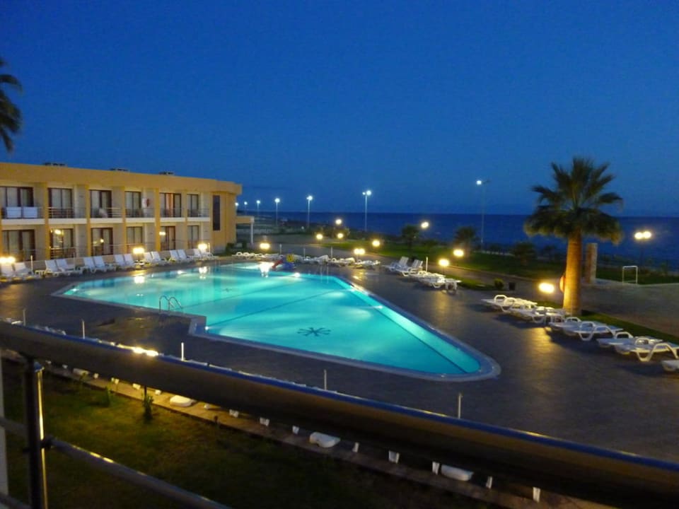 Pool am Abend Royal Beach Club Hotel
