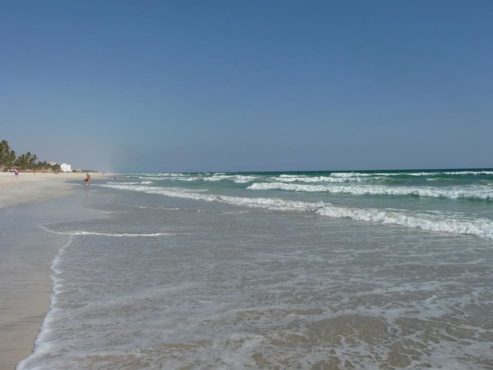 Sand Kilometer weit  Crowne Plaza Salalah