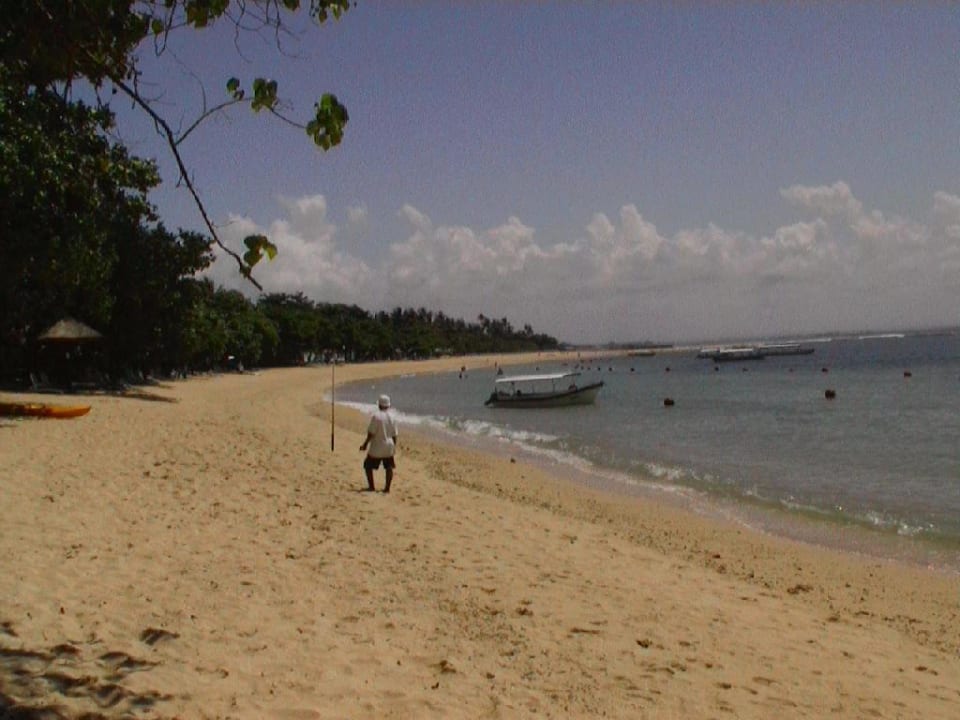 Am Strand von Melia Paradisus by Melia Bali
