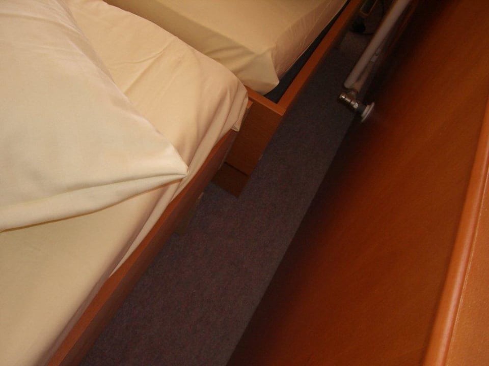 Zuschammengeschobenes Mobiliar Sonnenwald Hotel