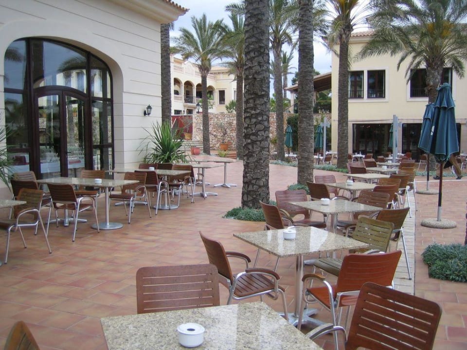 Terrasse zwische Bar und Poolbereich ROBINSON CALA SERENA