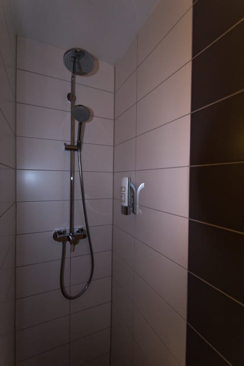 Dusche mit Regendusche Hotel Metropol by Maier Privathotels