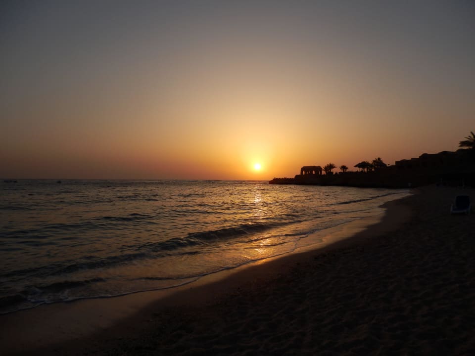 Sonnenaufgang am Strand Mövenpick Resort El Quseir