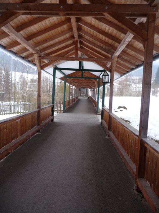 Gang vom Hotel zum Wellnessbereich Hotel Am Pfahl