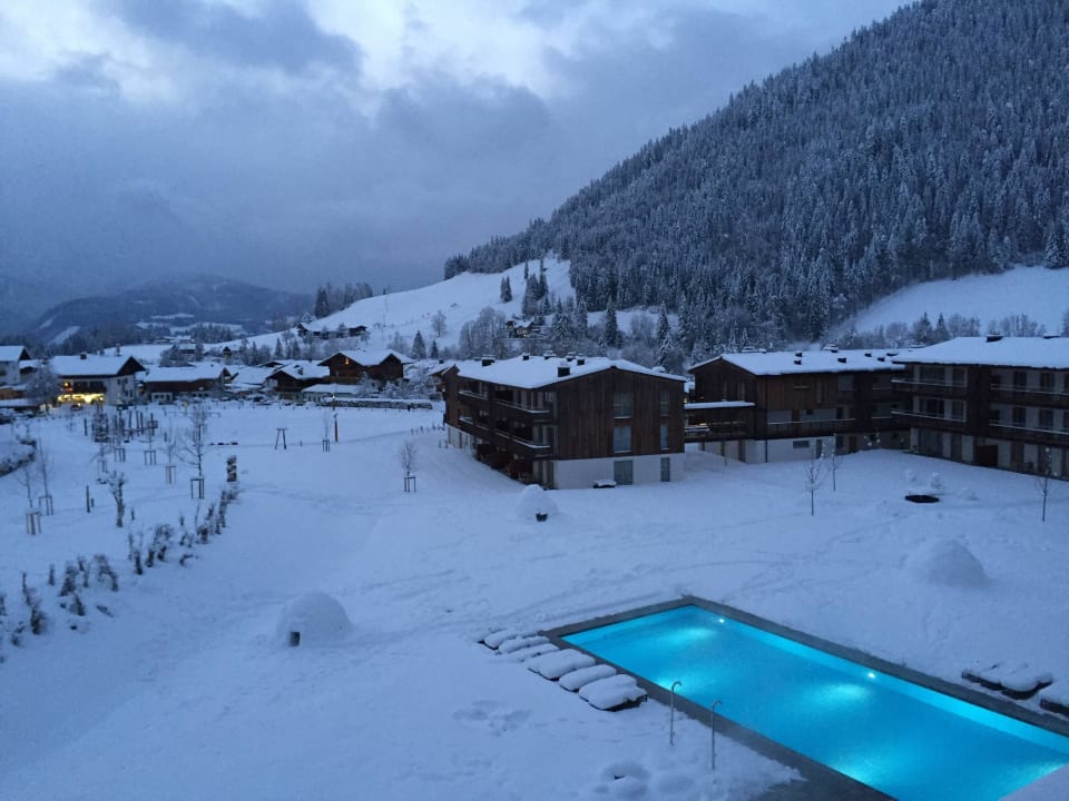 Ausblick zum Pool aja Bergresort Werfenweng