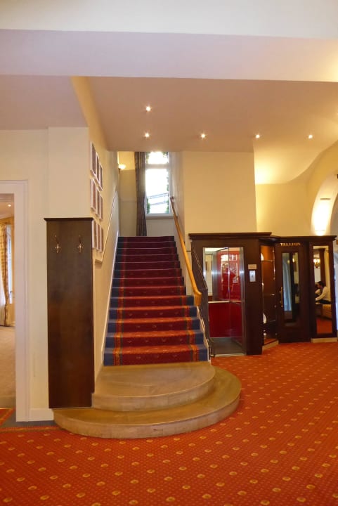 Treppenaufgang zur 1. Etage Oranien Hotel & Residences Wiesbaden