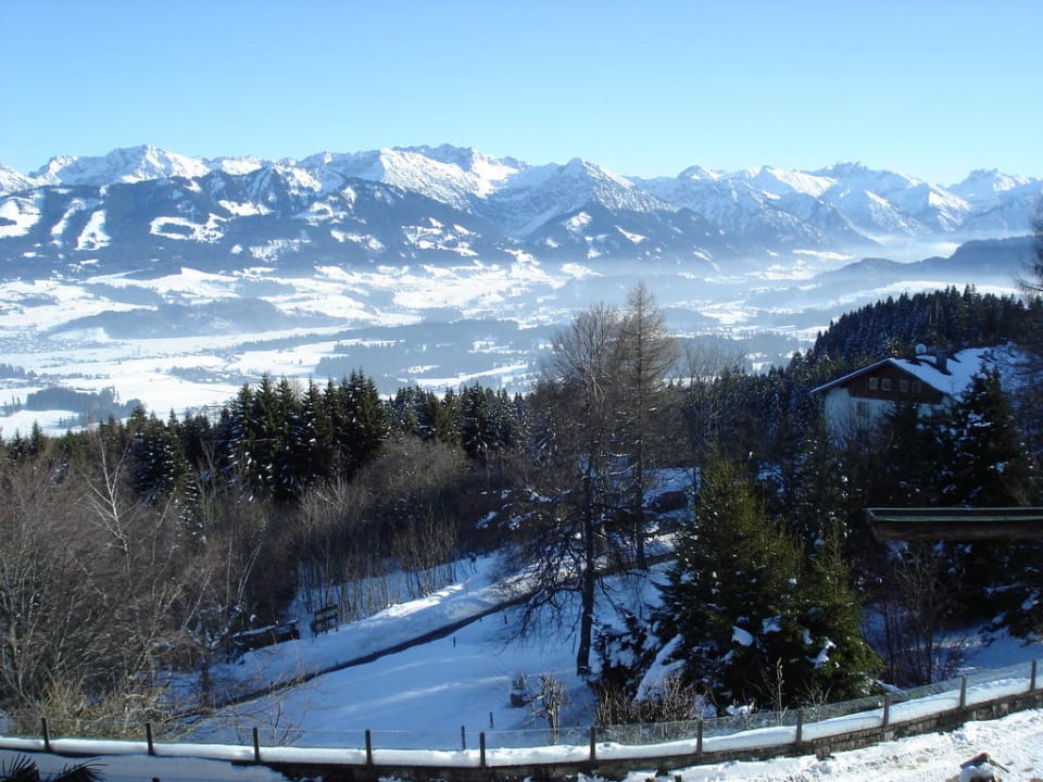 Ausblick vom Balkon (ohne Nebel im Tal) Familotel Allgäuer Berghof
