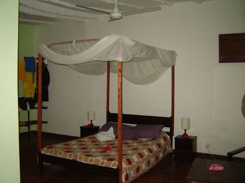 Bett mit hochgeschlagenem Moskitonetz Boko Boko Porini Farm- and Guesthouse