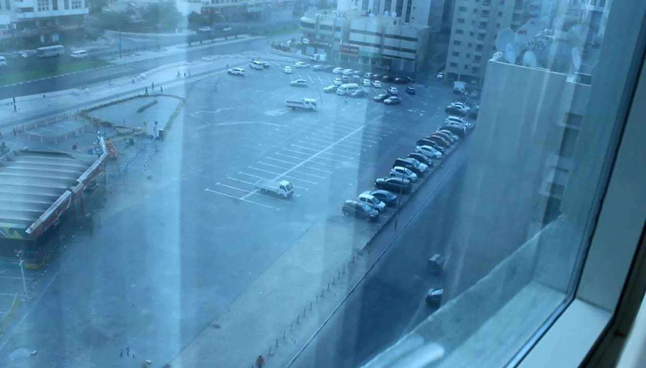 Widok z pokoju na parking Nihal Palace Hotel