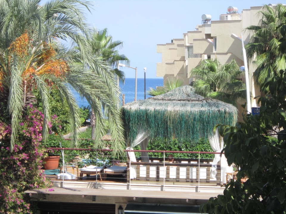 Ausblick vom Hotelbalkon Ambassador Plaza Hotel