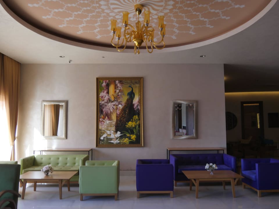 Ausschnitt der riesigen Lobby vom Royal Taj Mahal  Royal Taj Mahal Hotel