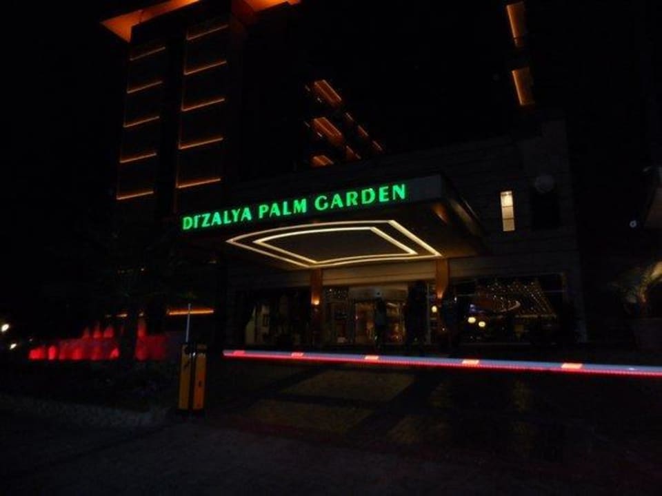 Вид на отель ночью Dizalya Palm Garden