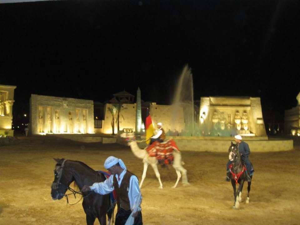 Abendshow mit dem Hauskamel Pickalbatros Alf Leila Wa Leila Resort - Neverland Hurghada