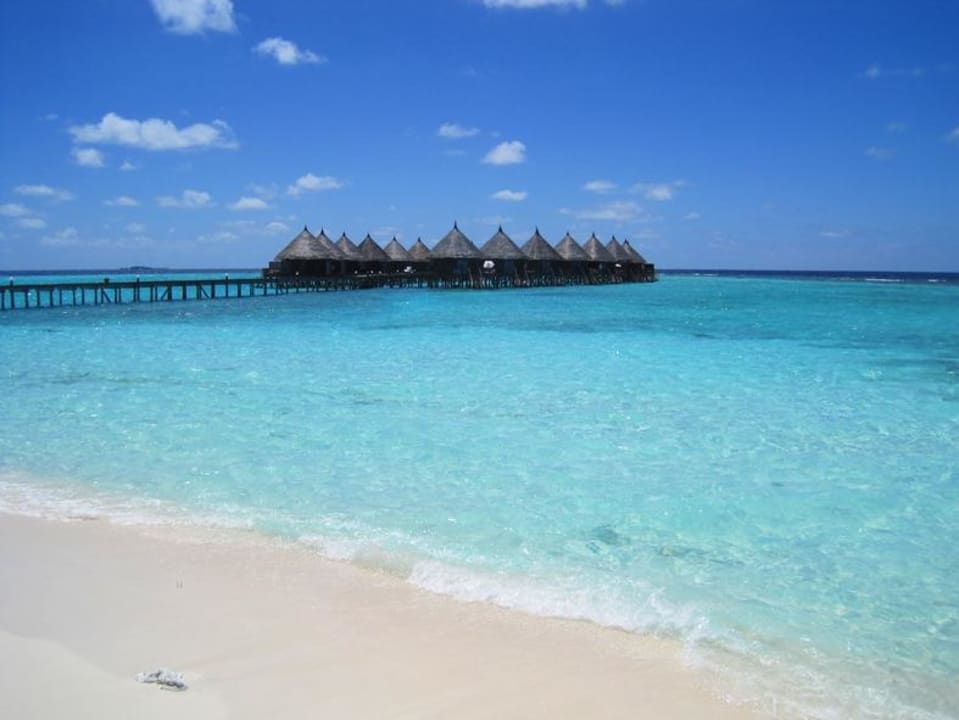 Blick zu den Wasserbungalows Angaga Island Resort