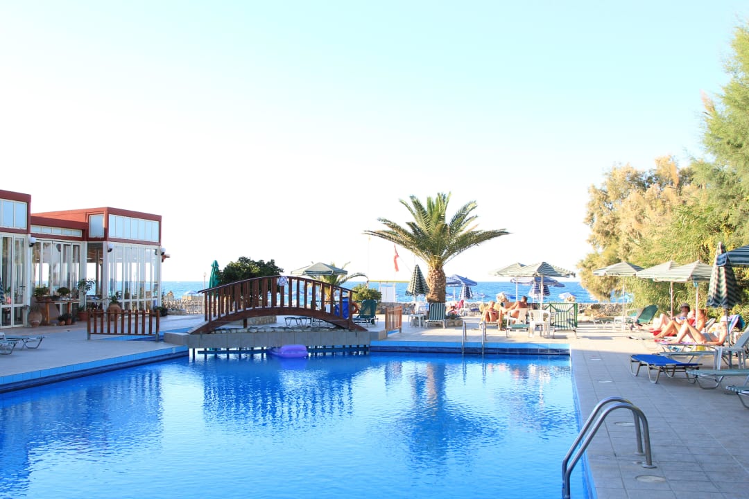 Poolanlage und Liegebereich Hotel Kathrin Beach