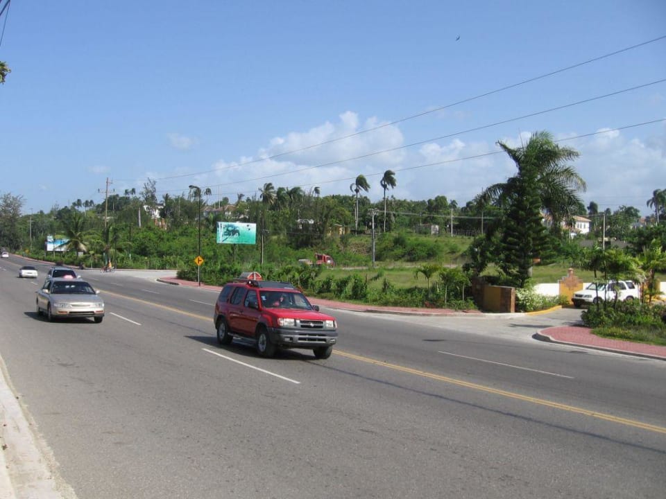 Les abords de l'hôtel, côté rue Iberostar Waves Costa Dorada