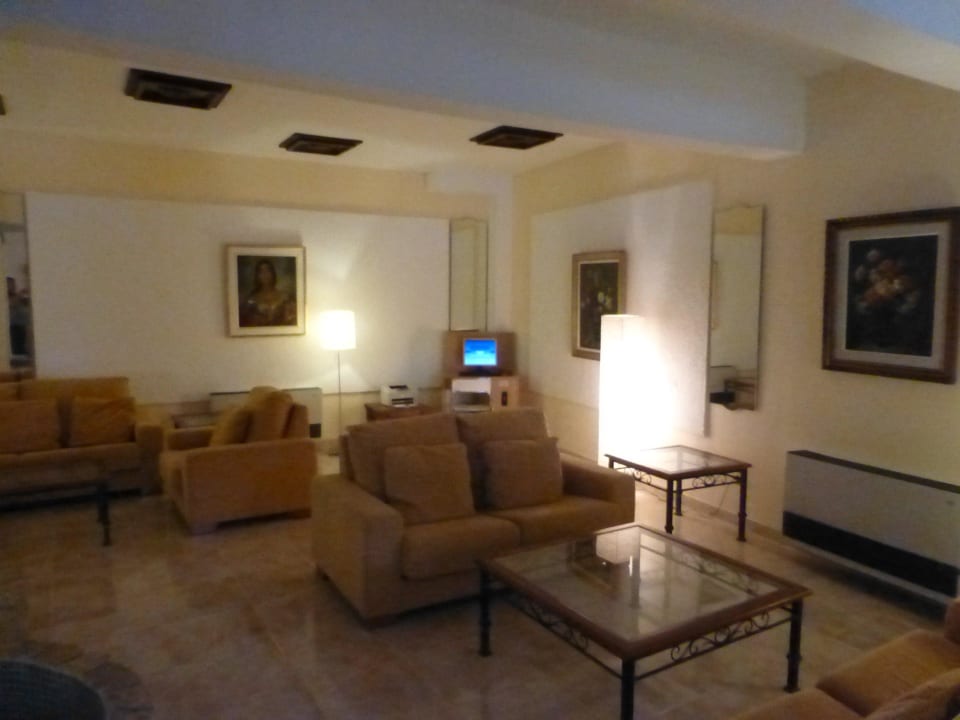 Sitzbereich in der Lobby Hotel Cala Gat