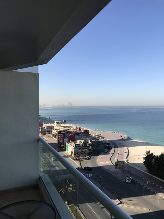 Ausblick Ramada by Wyndham Beach Hotel Ajman