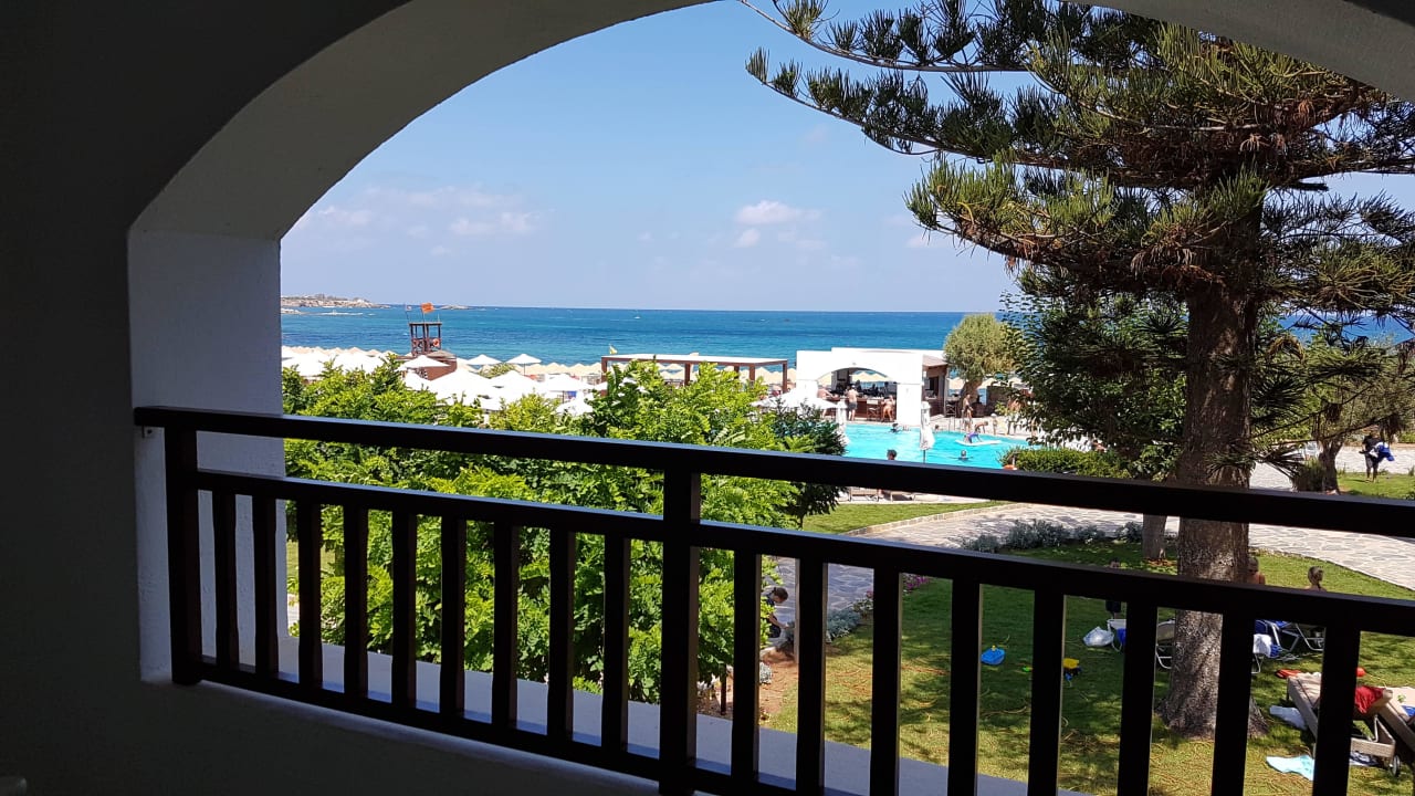 Von unserem Zimmer Hauptgebäude mit Meerblick ... Creta Maris Resort