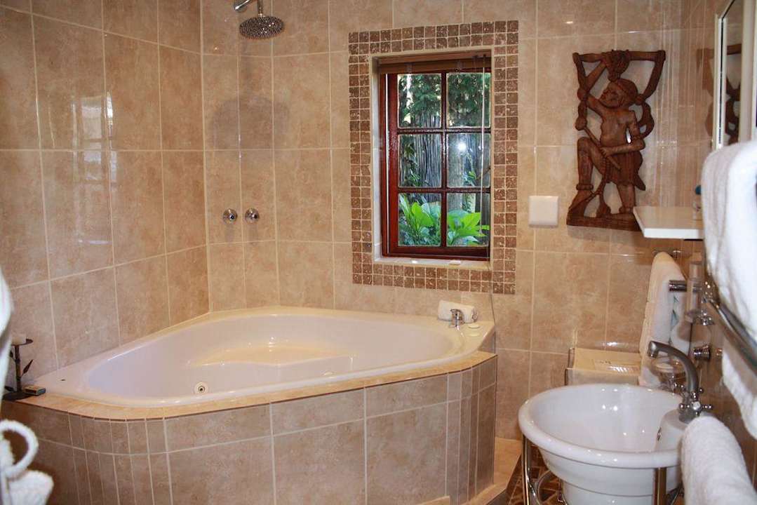 Bathroom in honey moon suite Guesthouse Ma'khaya / Makhaya