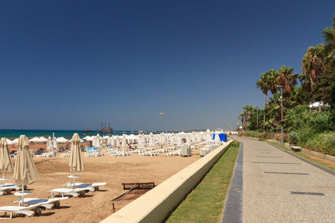 Blick auf Promenade zwischen Hotel und Strand Melas Holiday Village