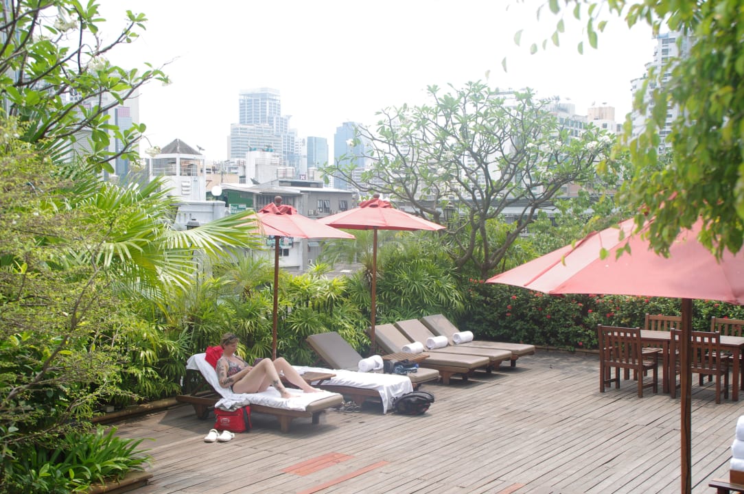 Liegestühle am Pool NH Bangkok Sukhumvit Boulevard