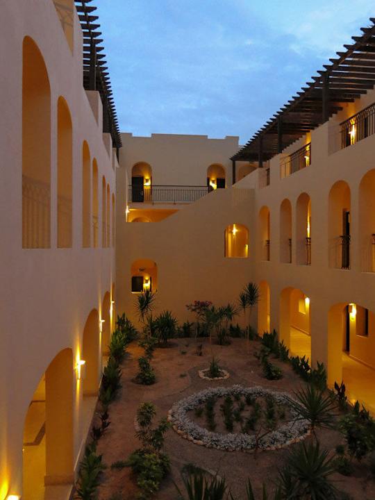 Einer der vielen Innenhöfe des Hotels JAZ Aquamarine Resort